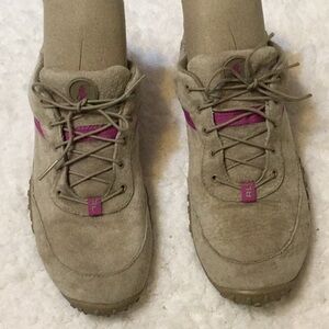 solid beige lace up leather sneakers size 7.5